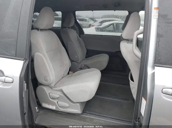 5TDJZ3DC7HS147828 2017 TOYOTA SIENNA - Image 8