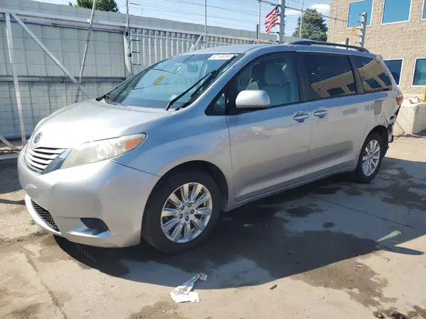 5TDJZ3DC7HS153158 2017 TOYOTA SIENNA - Image 1