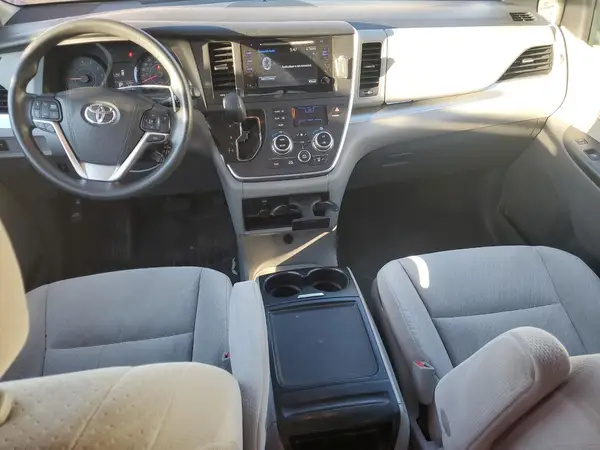 5TDJZ3DC7HS155248 2017 TOYOTA SIENNA - Image 8