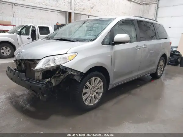 5TDJZ3DC7HS167447 2017 TOYOTA SIENNA - Image 2