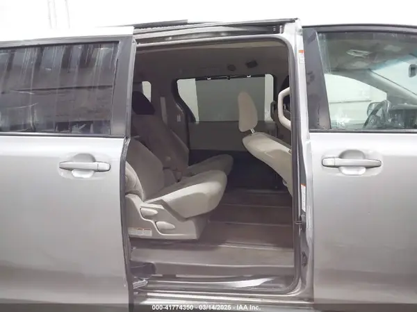 5TDJZ3DC7HS167447 2017 TOYOTA SIENNA - Image 8