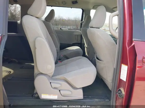 5TDJZ3DC7HS171384 2017 TOYOTA SIENNA - Image 8