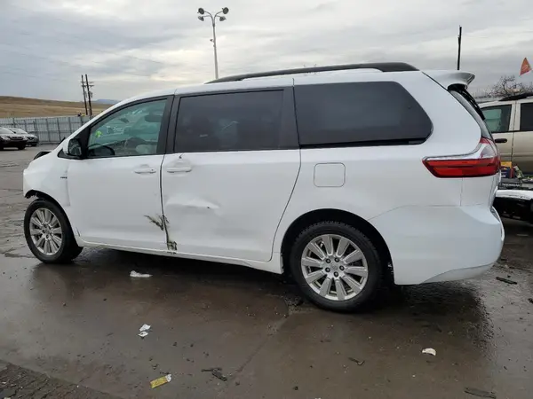 5TDJZ3DC7HS179131 2017 TOYOTA SIENNA - Image 2