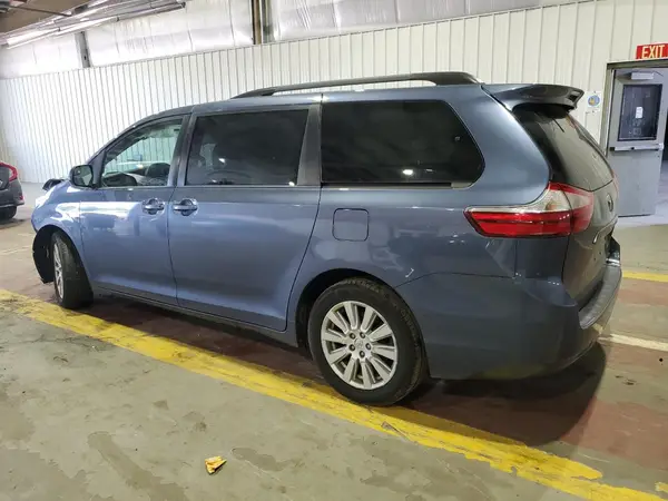 5TDJZ3DC7HS180201 2017 TOYOTA SIENNA - Image 2