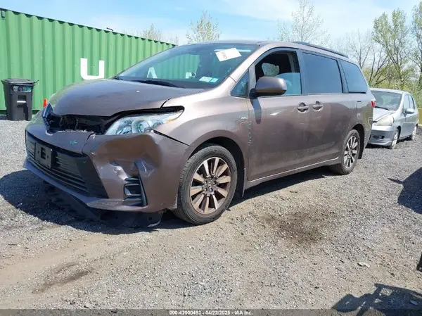 5TDJZ3DC7JS200047 2018 TOYOTA SIENNA - Image 2