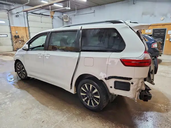 5TDJZ3DC7LS229891 2020 TOYOTA SIENNA - Image 2