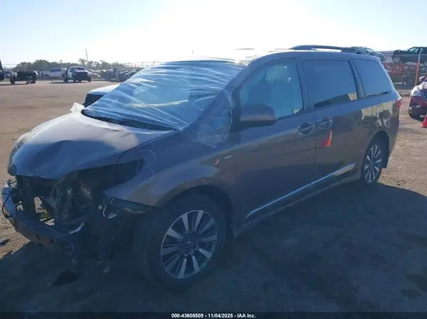 5TDJZ3DC7LS238865 2020 TOYOTA SIENNA - Image 2