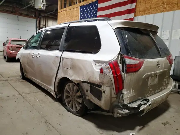 5TDJZ3DC8HS147790 2017 TOYOTA SIENNA - Image 2