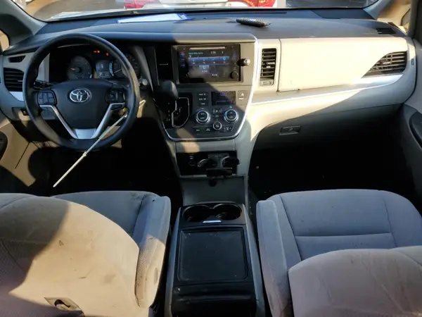 5TDJZ3DC8HS148910 2017 TOYOTA SIENNA - Image 8