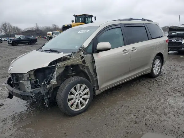5TDJZ3DC8HS149992 2017 TOYOTA SIENNA - Image 1