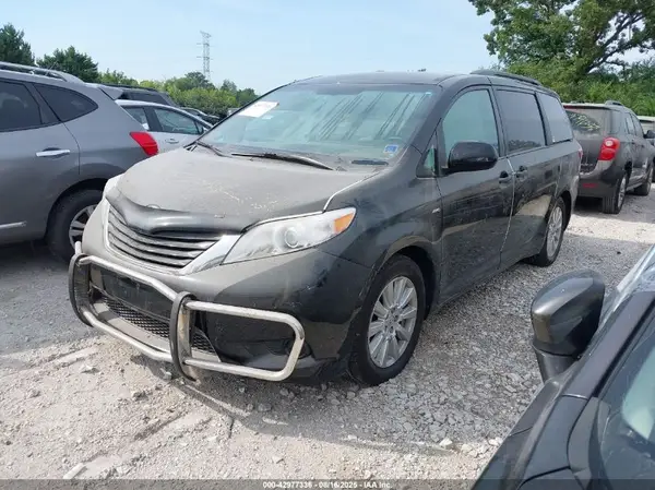 5TDJZ3DC8HS151404 2017 TOYOTA SIENNA - Image 2