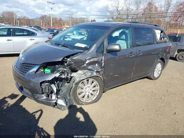 5TDJZ3DC8HS159843 2017 TOYOTA SIENNA - Image 2