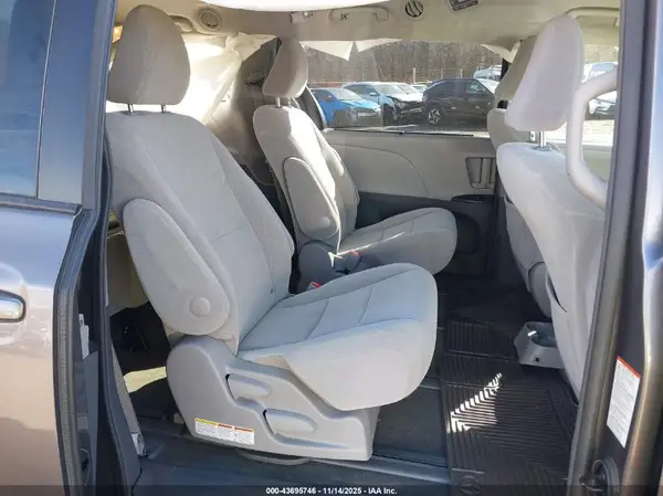 5TDJZ3DC8HS159843 2017 TOYOTA SIENNA - Image 8