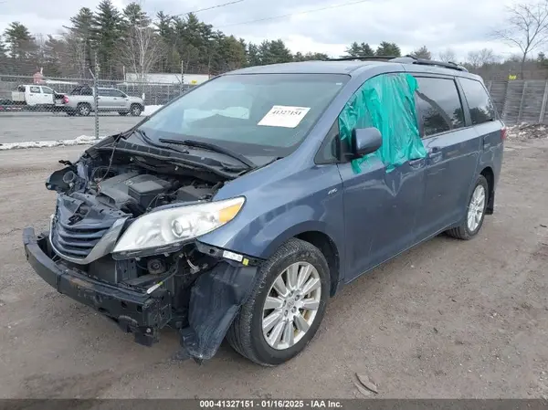 5TDJZ3DC8HS160748 2017 TOYOTA SIENNA - Image 2