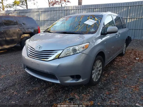 5TDJZ3DC8HS167277 2017 TOYOTA SIENNA - Image 2