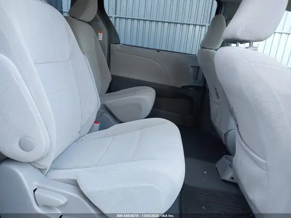 5TDJZ3DC8HS167277 2017 TOYOTA SIENNA - Image 8
