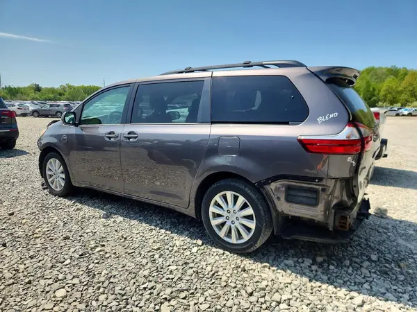 5TDJZ3DC8HS173015 2017 TOYOTA SIENNA - Image 2