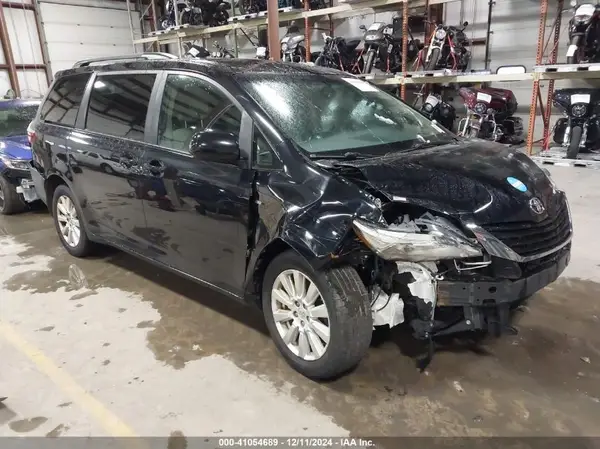 5TDJZ3DC8HS177307 2017 TOYOTA SIENNA - Image 1