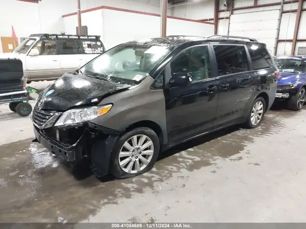 5TDJZ3DC8HS177307 2017 TOYOTA SIENNA - Image 2