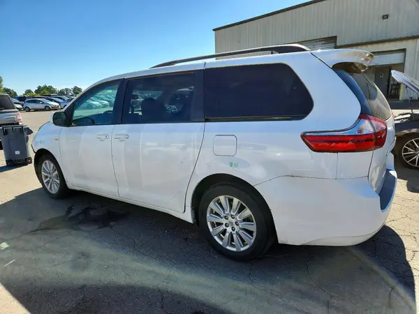 5TDJZ3DC8HS178134 2017 TOYOTA SIENNA - Image 2