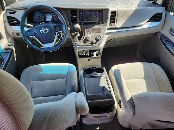 5TDJZ3DC8HS178134 2017 TOYOTA SIENNA - Image 8