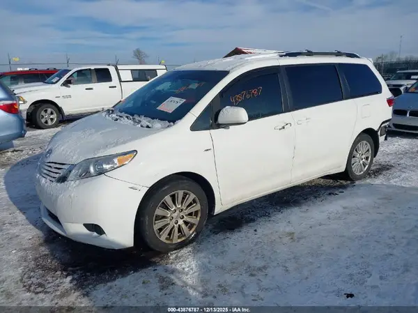 5TDJZ3DC8HS179462 2017 TOYOTA SIENNA - Image 2
