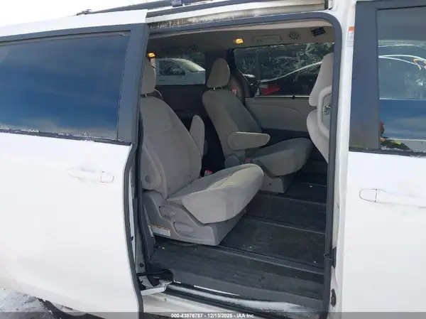 5TDJZ3DC8HS179462 2017 TOYOTA SIENNA - Image 8