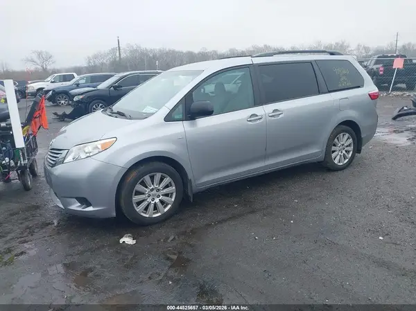 5TDJZ3DC8HS182085 2017 TOYOTA SIENNA - Image 2