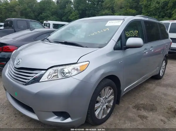 5TDJZ3DC8HS184113 2017 TOYOTA SIENNA - Image 2