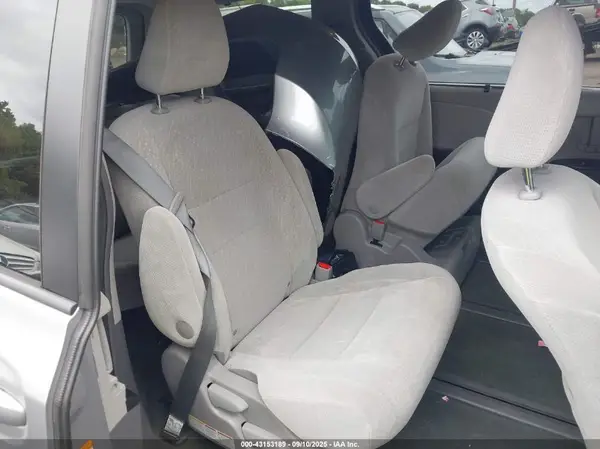 5TDJZ3DC8HS184113 2017 TOYOTA SIENNA - Image 8