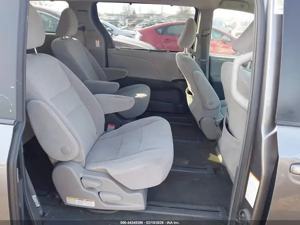 5TDJZ3DC8HS186301 2017 TOYOTA SIENNA - Image 8