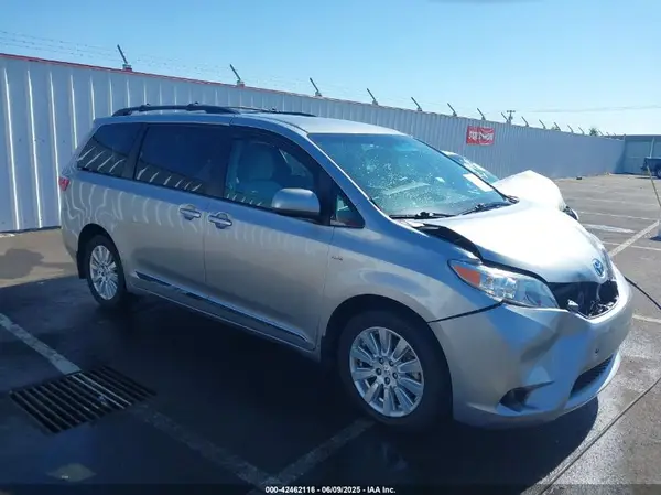 5TDJZ3DC8HS186962 2017 TOYOTA SIENNA - Image 1