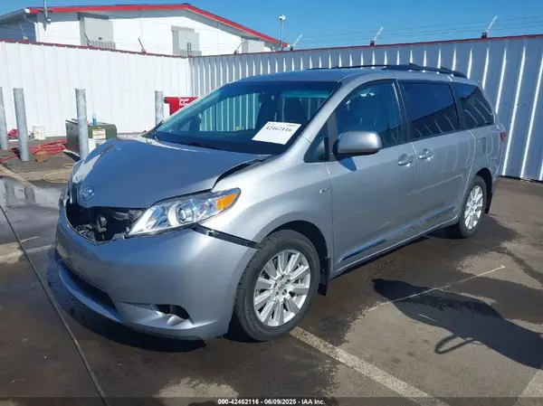 5TDJZ3DC8HS186962 2017 TOYOTA SIENNA - Image 2