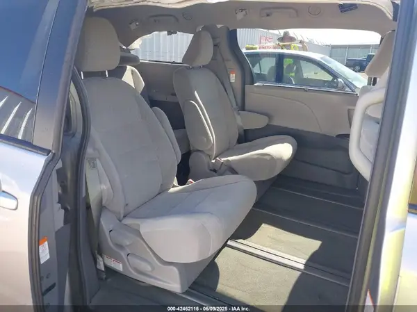 5TDJZ3DC8HS186962 2017 TOYOTA SIENNA - Image 8