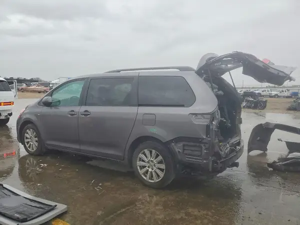 5TDJZ3DC8HS187321 2017 TOYOTA SIENNA - Image 2