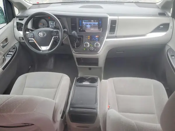 5TDJZ3DC8HS187321 2017 TOYOTA SIENNA - Image 8