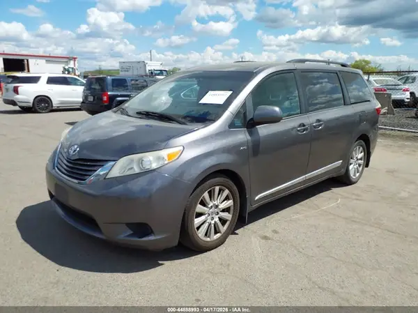 5TDJZ3DC8HS187805 2017 TOYOTA SIENNA - Image 2