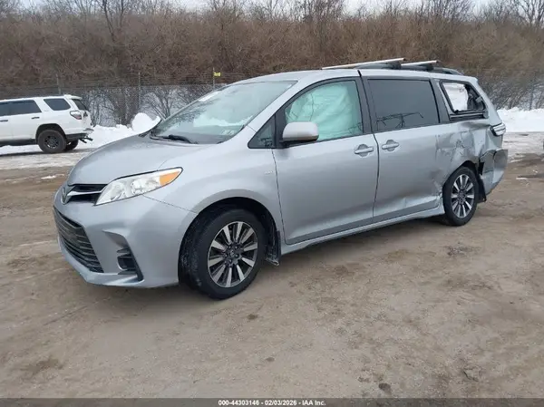 5TDJZ3DC8JS193156 2018 TOYOTA SIENNA - Image 2