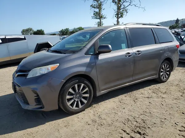 5TDJZ3DC8JS193755 2018 TOYOTA SIENNA - Image 1