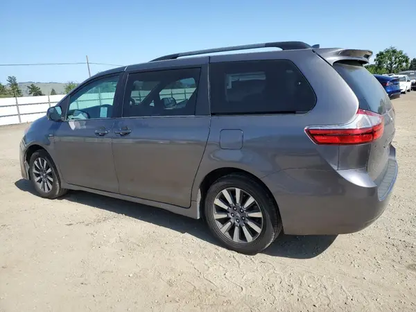 5TDJZ3DC8JS193755 2018 TOYOTA SIENNA - Image 2