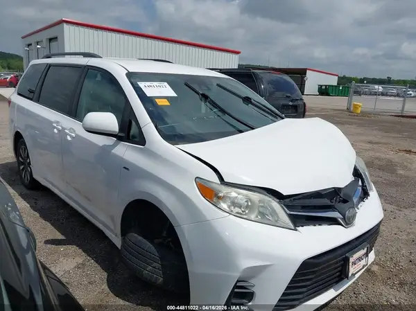 5TDJZ3DC8JS194274 2018 TOYOTA SIENNA - Image 1
