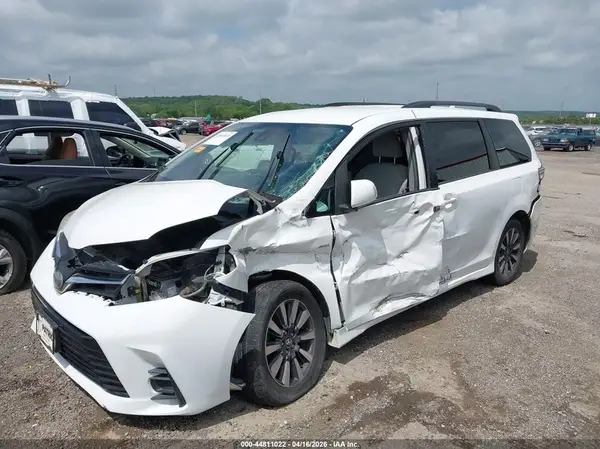 5TDJZ3DC8JS194274 2018 TOYOTA SIENNA - Image 2