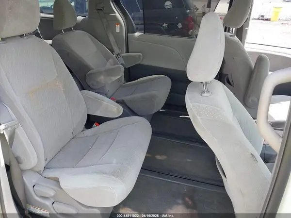 5TDJZ3DC8JS194274 2018 TOYOTA SIENNA - Image 8