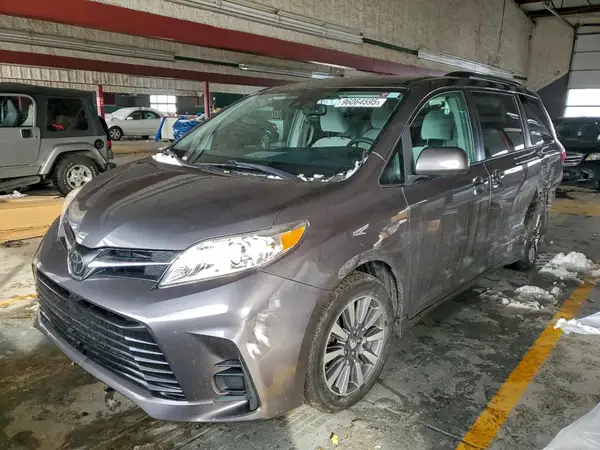 5TDJZ3DC8JS195389 2018 TOYOTA SIENNA - Image 1