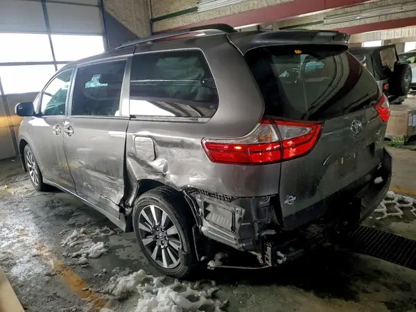 5TDJZ3DC8JS195389 2018 TOYOTA SIENNA - Image 2