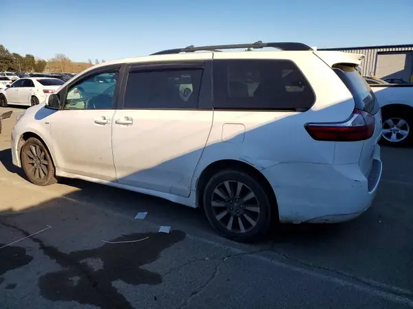 5TDJZ3DC8JS203166 2018 TOYOTA SIENNA - Image 2