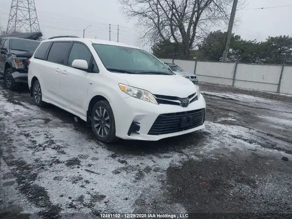 5TDJZ3DC8JS207007 2018 TOYOTA SIENNA - Image 1