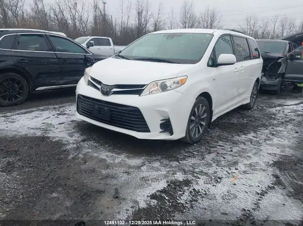 5TDJZ3DC8JS207007 2018 TOYOTA SIENNA - Image 2