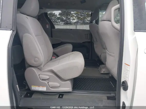 5TDJZ3DC8JS207007 2018 TOYOTA SIENNA - Image 8