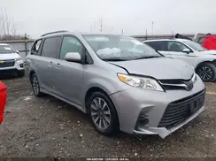 5TDJZ3DC8JS209260 2018 TOYOTA SIENNA